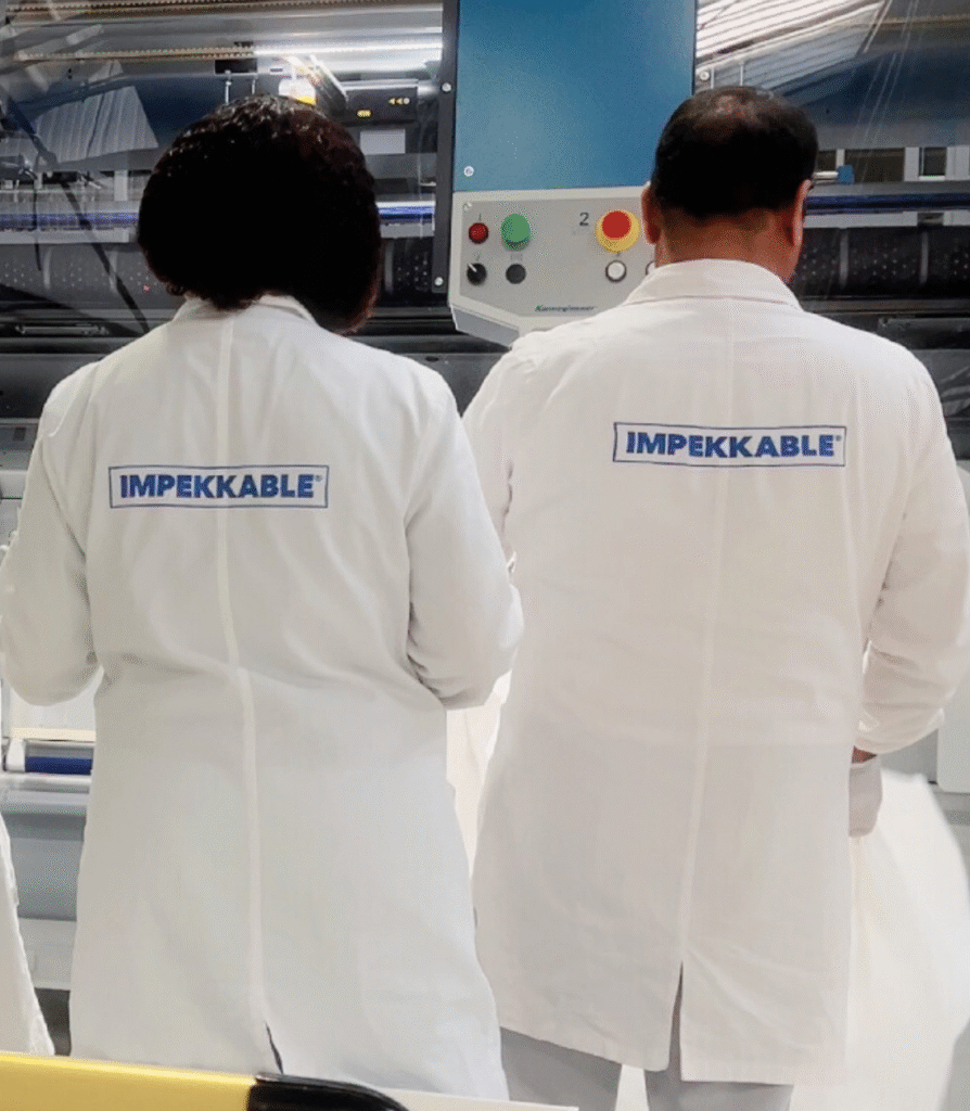 Une photo de l'équipe travaillant à l'usine IMPEKKABLE en France